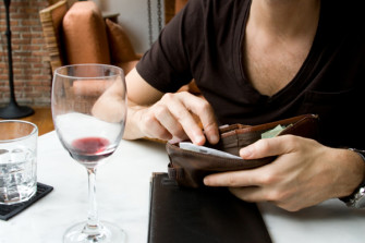 Kuka maksaa ensimmäisillä treffeillä?