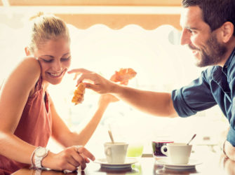 Mauton pokaaja vai sosiaalinen ja mukava?