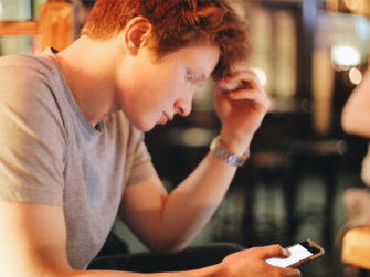 6 vinkkiä miten taklata hermot treffeillä